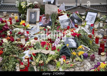 24.02.2024, Berlino, Germania, Europa, un memoriale improvvisato fatto di fiori, candele e immagini per il leader dell'opposizione russa Alexei Navalny CAN Foto Stock