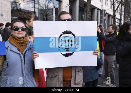 17.03.2024, Berlino, Germania, Europa, migliaia di persone protestano davanti all'ambasciata russa a Unter den Linden nel quartiere Mitte di Berlino sotto Foto Stock