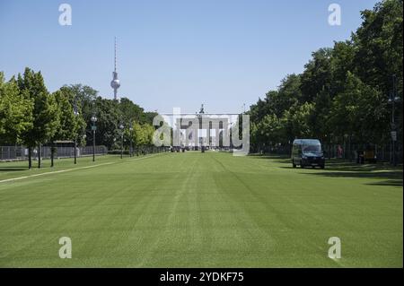 17.05.2024, Berlino, Germania, Europa, erba verde artificiale sul miglio dei tifosi per il Campionato europeo di calcio (UEFA EURO 2024) davanti al Bra Foto Stock