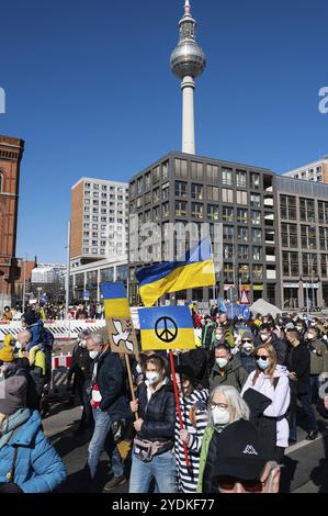 13.03.2022, Berlino, Germania, Europa, a Berlino, decine di migliaia di persone stanno dimostrando ancora una volta per la pace in Europa e contro la guerra della Russia Foto Stock