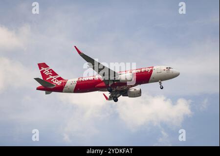 15.07.2023, Singapore, Repubblica di Singapore, Asia, un aeromobile passeggeri AirAsia Malaysia Airbus A320-200, immatricolazione 9M-AJH, in avvicinamento a Changi Foto Stock