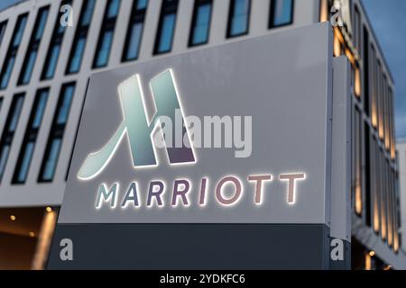 Monaco, Germania. 22 ottobre 2024. Il logo e le lettere della catena alberghiera Marriott sono visibili su un hotel della società alberghiera statunitense Marriott International a Monaco (Baviera) il 22 ottobre 2024. Marriott International offre un portafoglio di 30 marchi e quasi 8.900 hotel e resort in 141 paesi e territori, rendendolo la più grande catena alberghiera del mondo. Crediti: Matthias Balk/dpa/Alamy Live News Foto Stock