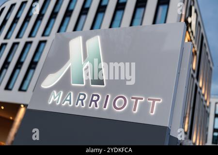 Monaco, Germania. 22 ottobre 2024. Il logo e le lettere della catena alberghiera Marriott sono visibili su un hotel della società alberghiera statunitense Marriott International a Monaco (Baviera) il 22 ottobre 2024. Marriott International offre un portafoglio di 30 marchi e quasi 8.900 hotel e resort in 141 paesi e territori, rendendolo la più grande catena alberghiera del mondo. Crediti: Matthias Balk/dpa/Alamy Live News Foto Stock