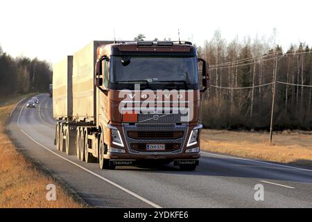 TAMMELA, FINLANDIA, 29 OTTOBRE 2016: Volvo FH16 Truck di A. Heikkila Oy trasporta gas Woikoski al tramonto, luci LED a forma di V che si accendono Foto Stock