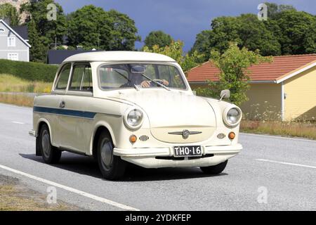 Kimito, Finlandia. 6 luglio 2019. La sfilata di trattori classici Kimito Tractorkavalkad presentava anche auto d'epoca, qui berlina Trabant 2D bianca anno 1964 Foto Stock