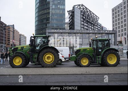 18.12.2023, Berlino, Germania, Europa, gli agricoltori attraversano Potsdamer Platz dopo una dimostrazione con i loro trattori nella capitale davanti al Bra Foto Stock