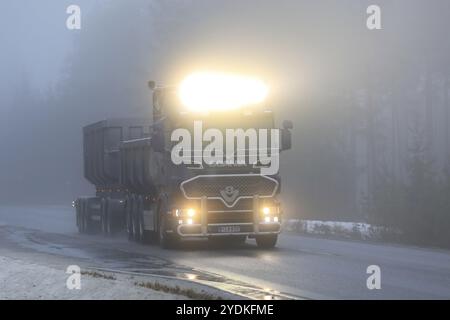 Salo, Finlandia, 28 dicembre 2018: Fari abbaglianti di Scania V8 Superdump Truck su autostrada rurale in una giornata invernale molto nebbiosa nel sud della Finlandia, UE Foto Stock