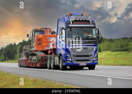 PAIMIO, FINLANDIA, 31 LUGLIO 2016: Volvo FH16 600 trasporta l'escavatore cingolato Hitachi sul rimorchio Noteboom lungo la superstrada nel sud della Finlandia Foto Stock