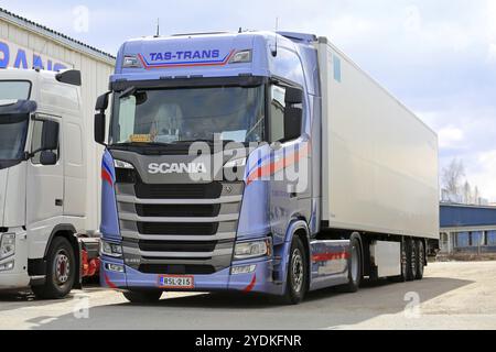 FORSSA, FINLANDIA, 16 APRILE 2017: Rimorchio semi FRC Scania S450 di nuova generazione di Tas-Trans parcheggiato su un terreno asfaltato Foto Stock