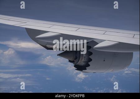 13.07.2023, Singapore, Repubblica di Singapore, Asia, Vista da un aereo passeggeri Lufthansa Boeing 747-8 Jumbo Jet dell'ala e del motore durante Foto Stock