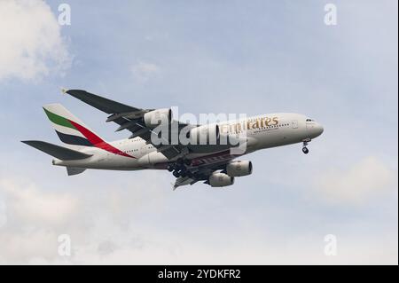 15.07.2023, Singapore, Repubblica di Singapore, Asia, Un aeromobile passeggeri della compagnia aerea araba Emirates Airline del tipo Airbus A380-800 con il Foto Stock