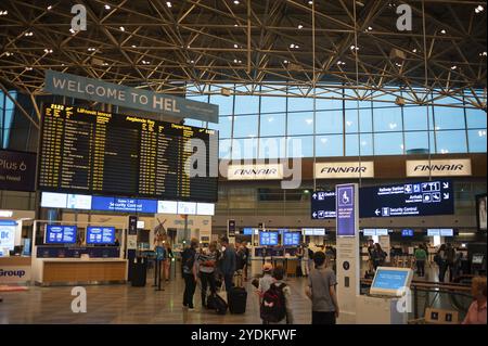 24/06/2018, Helsinki, Finlandia, Europa, passeggeri nella sala partenze dell'aeroporto Helsinki-Vantaa, Europa Foto Stock