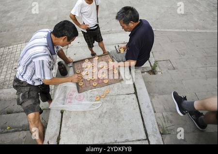 01.08.2012, Chongqing, Cina, Asia, uomini che giocano a scacchi cinesi, chiamato anche Xiangqi, Asia Foto Stock