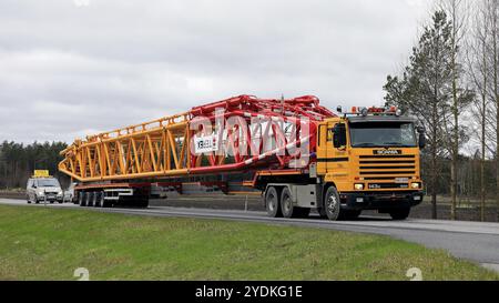 Lungo 45 metri sovradimensionare il trasporto di Terex attrezzature di sollevamento sulla strada. Il carico richiede una vettura pilota davanti e dietro il veicolo lungo. Po Foto Stock