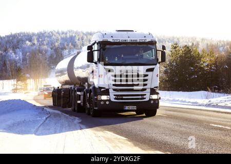 Rimorchio cisterna per camion bianco Scania R580 CEMT-Trans Oy per il trasporto di merci sfuse su strada alla luce del sole invernale. Salo, Finlandia. 11 febbraio 2021 Foto Stock