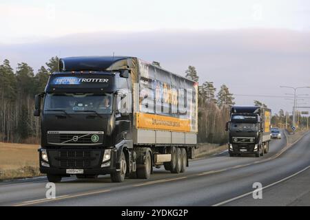 KAARINA, FINLANDIA, 6 NOVEMBRE 2016: Due camion Volvo FH neri trasportano olio motore diesel per impieghi gravosi Mobil Delvac lungo l'autostrada all'inizio dell'inverno A. Foto Stock