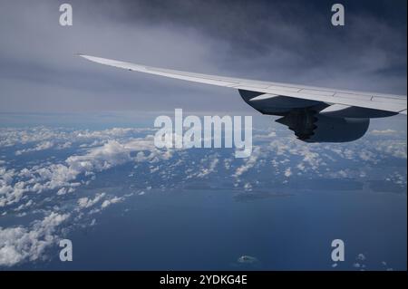13.07.2023, Singapore, Repubblica di Singapore, Asia, Vista da un aereo passeggeri Lufthansa Boeing 747-8 Jumbo Jet dell'ala e del motore durante Foto Stock