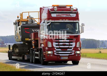 LUOPAJARVI, FINLANDIA, 9 AGOSTO 2018: Scania R620 V8 personalizzato per Kosken Autokeskus trasporta l'escavatore come carico largo lungo l'autostrada in estate Foto Stock