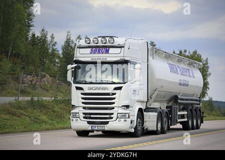 ORIVESI, FINLANDIA, 1° SETTEMBRE 2016: Camion semi-cisterna bianco Scania R580 di Sorum Transport per il trasporto di merci sfuse su strada nella Finlandia centrale Foto Stock