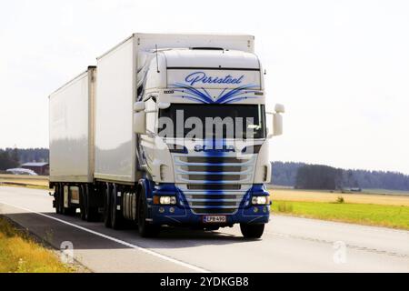 Lo splendido Scania Truck Piristeel, blu e bianco, trasporta rimorchi sull'autostrada 19 in un giorno d'estate. Luopajarvi, Finlandia. 9 agosto 2018 Foto Stock