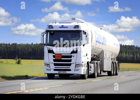 Il camion semi-serbatoio White Scania Gasum trasporta GNL, gas naturale liquefatto, ADR 223-1972, sull'autostrada 2 in estate. Jokioinen, Finlandia. 14 agosto 2020 Foto Stock