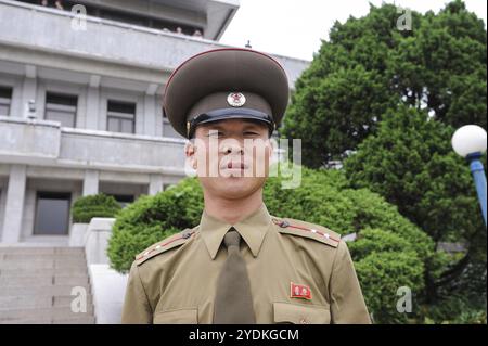 10.08.2012, Panmunjom, Corea, Asia, ritratto di un ufficiale dell'esercito nordcoreano al confine con la Corea del Sud all'interno della zona demilitarizzata (DMZ) non lontano Foto Stock