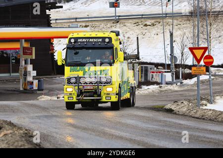 Veicolo di recupero per impieghi gravosi di Heavy Rescue Europe Oy, utilizzato per il traino di semirimorche che lasciano il carrello fermo il giorno d'inverno. Salo, Finlandia. 23 gennaio 2021 Foto Stock