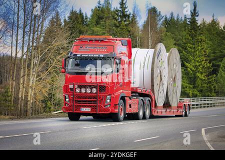 Il camion rosso Volvo FH16 700 di Kuljetusliike H. Kumpusalo trasporta due grandi avvolgicavo Prysmian su un rimorchio a pianale ribassato. Forte, Finlandia. 29 aprile 2021 Foto Stock