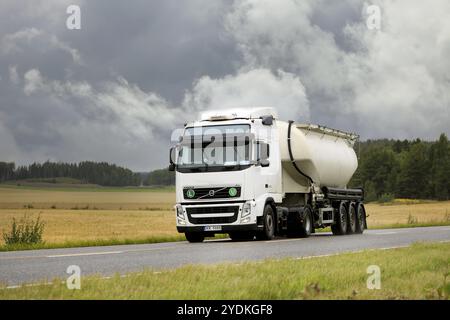 La semi-cisterna bianca Volvo FH 500 trasporta il carico in una giornata di pioggia in autunno. Salo, Finlandia. 4 settembre 2020 Foto Stock