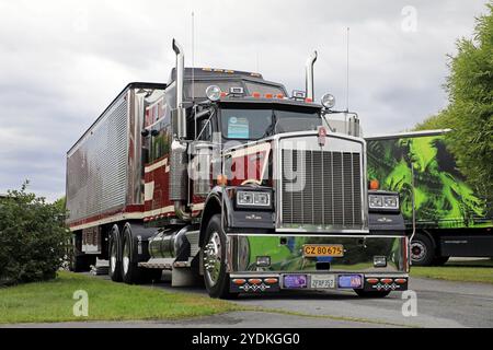 Sundance Kid Saloon Classic Kenworth Truck W900 B anno 1987 e Great Dane trailer al Power Truck Show 2019, Alaharma, Finlandia. 9 agosto 2019 Foto Stock