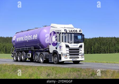 Camion semi-serbatoio bianco Scania R450 di Lajos per il trasporto di merci sfuse sull'autostrada 2 in estate, sfondo blu del cielo. Jokioinen, Finlandia. 15 giugno 2020 Foto Stock