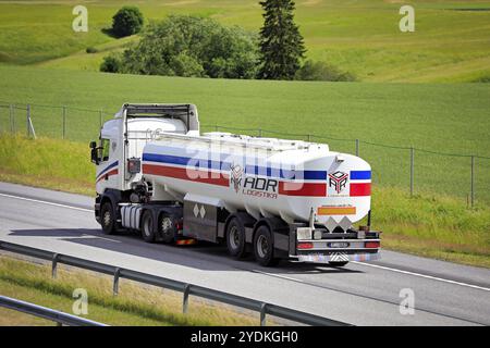 Carrello semi-serbatoio bianco Scania R450 ADR Logistica in velocità sulla strada nazionale finlandese 1. Salo, Finlandia. 10 luglio 2020 Foto Stock