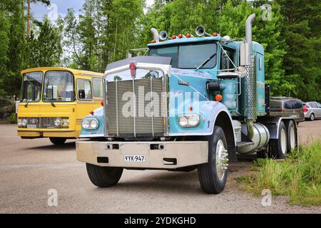 Classic Kenworth W900 semi Truck on vintage Truck evento organizzato dalla Vintage Truck Association of Finland. Lahnajaervi, Finlandia. 4 luglio 2020 Foto Stock