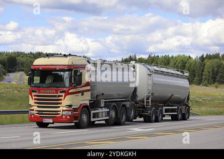 VIHTI, FINLANDIA, 21 LUGLIO 2017: Camion cisterna rosso e giallo Scania R520 per il trasporto alla rinfusa di R. Danielsson Ky su strada in estate Foto Stock