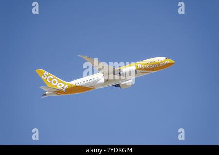 13/05/2024, Berlino, Germania, Europa, Un aeromobile passeggeri Scoot Airlines del tipo Boeing 787-8 Dreamliner con registrazione 9V-OFJ decollo f Foto Stock