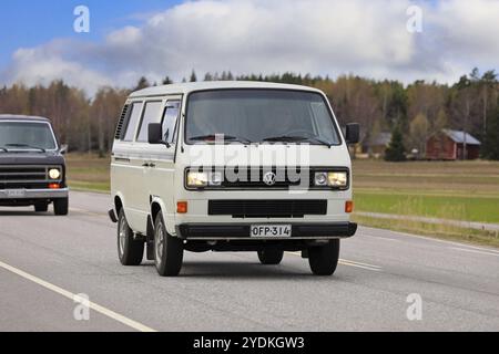 1991 bianco Volkswagen tipo 2 (T3) camper per su strada. Il T3 è stato prodotto ad Hannover, Germania 1979-1991. Salo, Finlandia. 1 maggio 2023 Foto Stock