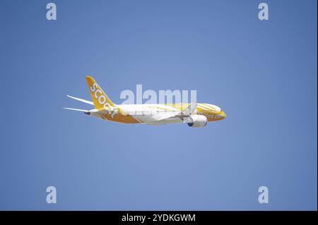 13/05/2024, Berlino, Germania, Europa, Un aeromobile passeggeri Scoot Airlines del tipo Boeing 787-8 Dreamliner con registrazione 9V-OFJ decollo f Foto Stock