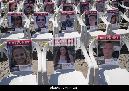 17.05.2024, Berlino, Germania, Europa, i ritratti degli ostaggi israeliani rapiti sono attaccati a sedie vuote sulla Bebelplatz a Berlino-Mitte in un simbolo Foto Stock