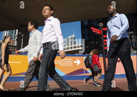 07.05.2018, Sydney, nuovo Galles del Sud, Australia, i pedoni camminano lungo la riva di Cockle Bay a Darling Harbour durante l'ora di pranzo, Oceania Foto Stock