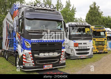 LOVIISA, FINLANDIA, 1° LUGLIO 2017: Volvo FH di BB Kuljetus in una fila di veicoli Volvo e Scania in occasione del Riverside Truck Meeting 2017, Finlandia, Europa Foto Stock