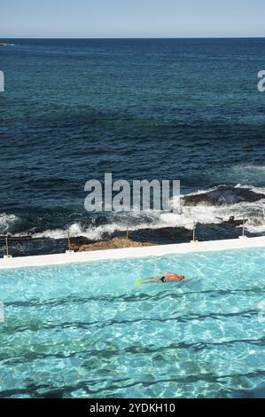 21.09.2018, Sydney, New South Wales, Australia, Un nuotatore fa un tuffo nella piscina del Bondi Icebergs Swimming Club, Oceania Foto Stock