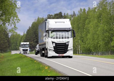 Il nuovo autocarro Iveco S-Way Natural Power, NP, alimentato a gas bianco, trasporta un semirimorchio nel traffico dell'autostrada 52 in un giorno d'estate. Salo, Finlandia. 27 maggio 2022 Foto Stock