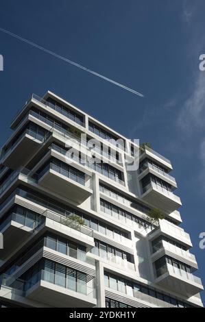 24.06.2019, Berlino, Germania, Europa, veduta dei lussuosi alti piani residenziali sulle rive della Sprea a Berlino-Friedrichshain, Europa Foto Stock