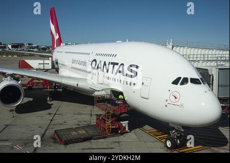 28.09.2019, Sydney, nuovo Galles del Sud, Australia, Un Airbus A380-800 di Qantas parcheggia all'ingresso dell'aeroporto internazionale Kingsford Smith Foto Stock