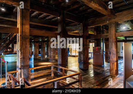 Scale all'interno del castello principale di Matsue, costruito all'inizio del XVII secolo dal giapponese daimyō Horio Yoshiharu, a Matsue, prefettura di Shimane, Giappone Foto Stock