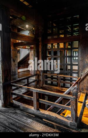 Scale all'interno del castello principale di Matsue, costruito all'inizio del XVII secolo dal giapponese daimyō Horio Yoshiharu, a Matsue, prefettura di Shimane, Giappone Foto Stock