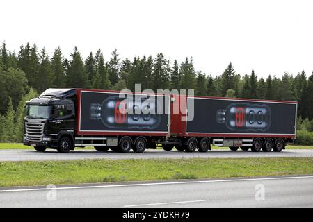 PAIMIO, FINLANDIA, 17 LUGLIO 2016: Il camion nero Scania R450 di Mika Huitti Oy e i rimorchi Energy drink si spostano lungo l'autostrada in estate Foto Stock