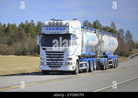 KAARINA, FINLANDIA, 5 MAGGIO 2017: Bellissimo camion cisterna Scania R580 blu e bianco per KS-Bulk Oy in primavera nel sud della Finlandia Foto Stock