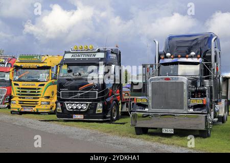 ALAHARMA, FINLANDIA, 12 AGOSTO 2016: Presentazione di veicoli Scania, Volvo e Peterbilt colorati, nuovi e classici in mostra sull'annuale Power Truck SH Foto Stock