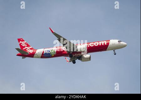 15.07.2023, Singapore, Repubblica di Singapore, Asia, Un aeromobile passeggeri Airbus A321 Neo tailandese AirAsia immatricolato HS-EAB in avvicinamento a Changi Internat Foto Stock